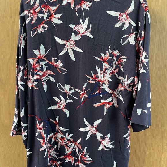 Knot Sisters M Kimono Embroidered Detail Floral Print With Pockets - Picture 2 of 6